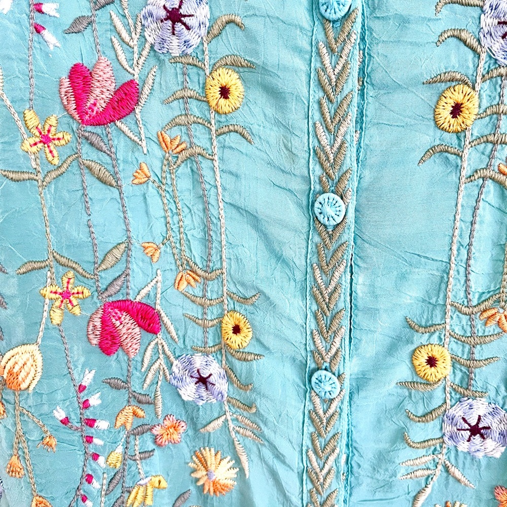 Darling JOHNNY WAS Embroidered Button Down Shirt Medium - Picture 2 of 5